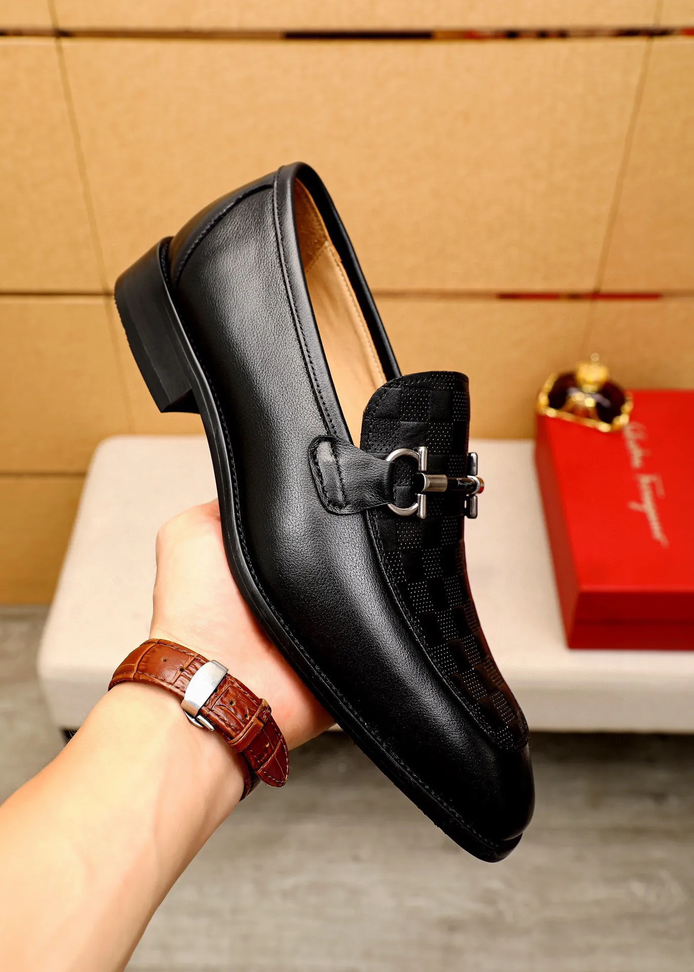 Men's shoes 💰460 💐 Product trademark: Ferragamo "Ferragamo" casual leather shoes Regular size: 38-44 (custom-made for 45🉑️) Product materials: Selected imported first-layer calfskin embossed upper + original hardware buckle, imported water-dyed cowhide leather lining. Strong three-dimensional visual effect, combined outsole Color: 1⃣️color optional